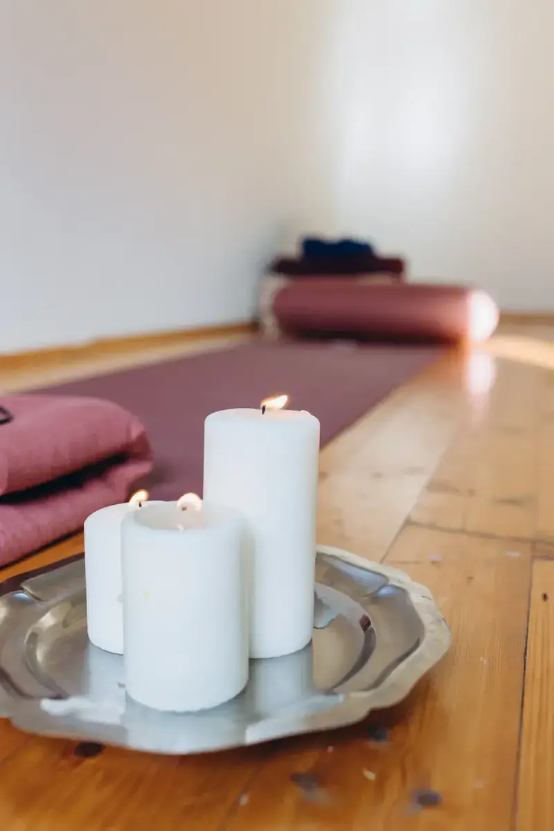 Kerzen auf einem Silbertablett im Salon
