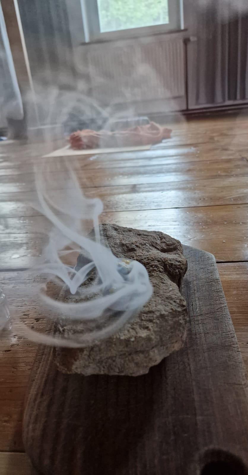 Räucherschale und Stein auf einem Holztisch