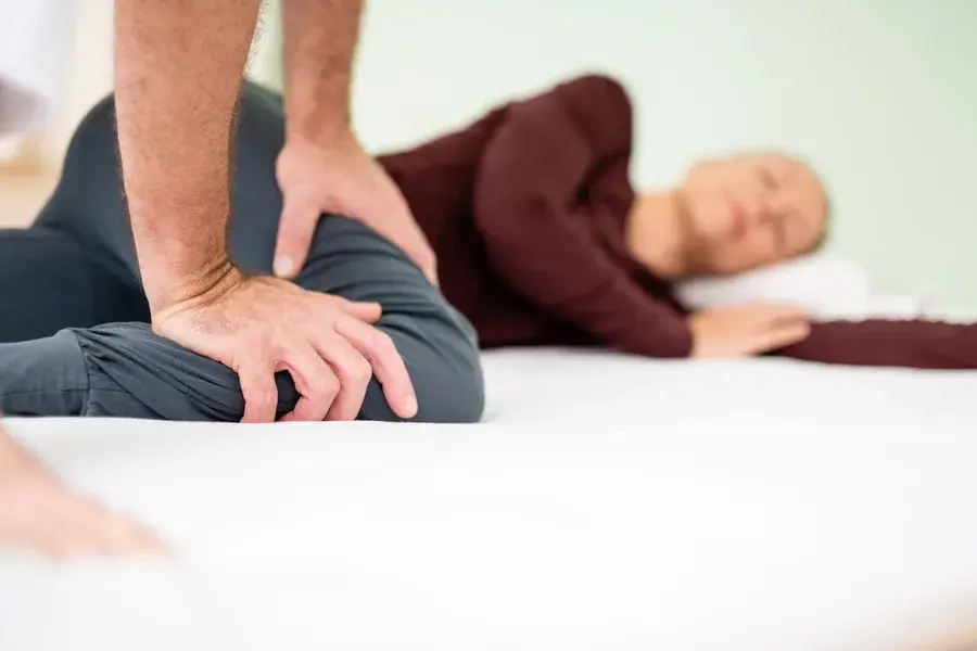 Achtsame Berührung bei einer Shiatsu-Behandlung
